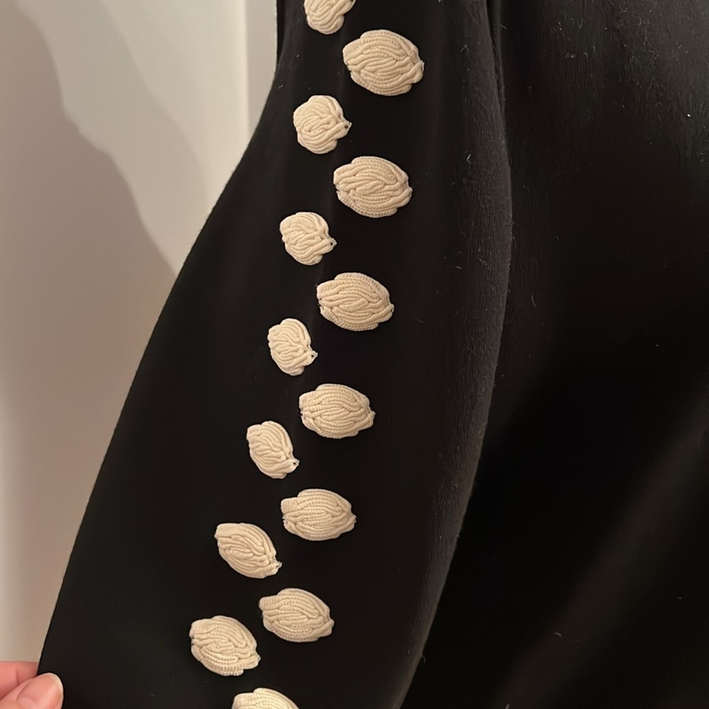 CHANEL BLACK SWEATER with White Camilla Flowers Size 40 - Picture 6 of 11